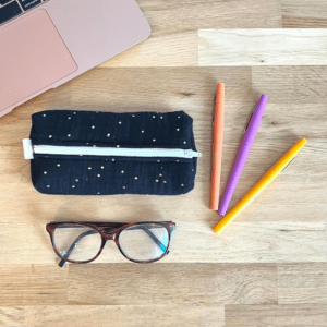 trousse à lunettes molletonnée avec un tissu en double gaze à pois dorés couleur noir