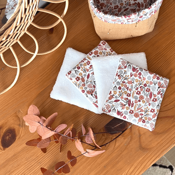 lingettes réutilisables et panier de rangement avec tissu à fleurs et éponge de bambou blanche