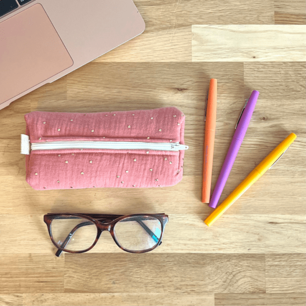 trousse à lunettes molletonnée avec un tissu extérieur en double gaze à pois dorés couleur corail