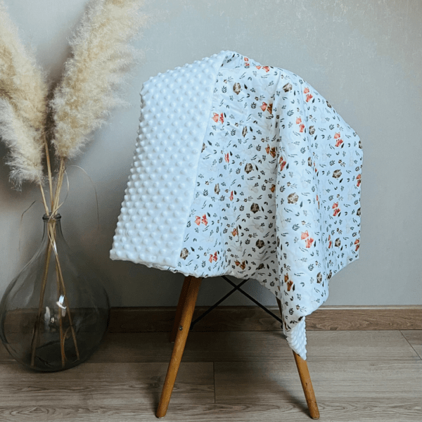 Couverture posée sur chaise tissu les animaux de la forêt minky blanc